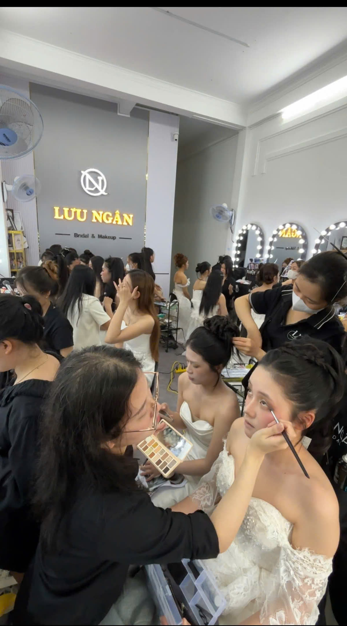 Lớp học makeup tại Lưu Ngân Academy